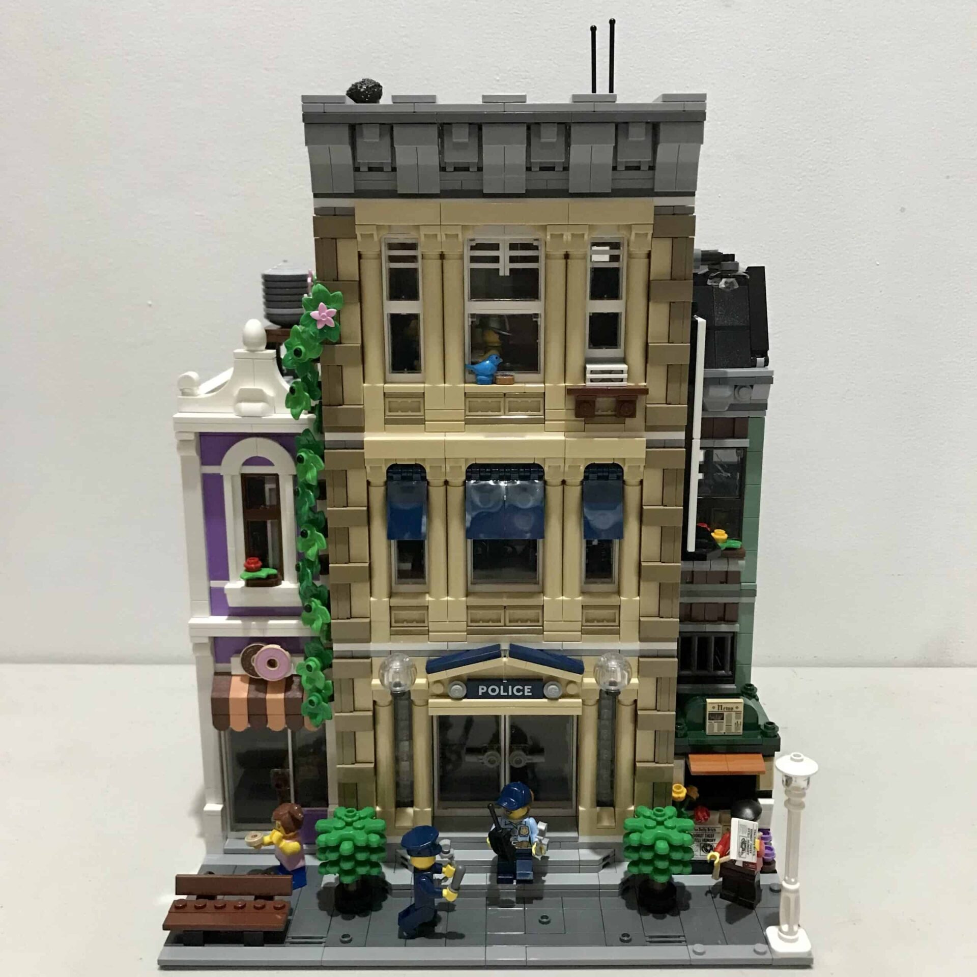 Improving Official LEGO Modular Buildings on a Budget: Set 10278 – Police Station | Belle-Ve Bricks | LEGO MOCS / Custom MOCs Modular Building Improvement Set 10278 1
