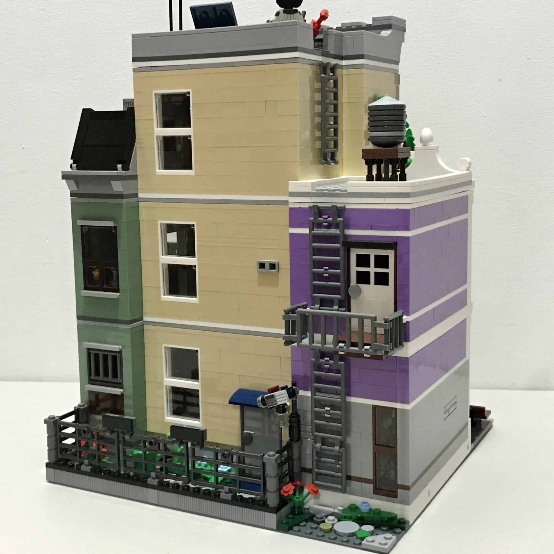 Improving Official LEGO Modular Buildings on a Budget: Set 10278 – Police Station | Belle-Ve Bricks | LEGO MOCS / Custom MOCs Modular Building Improvement Set 10278 16