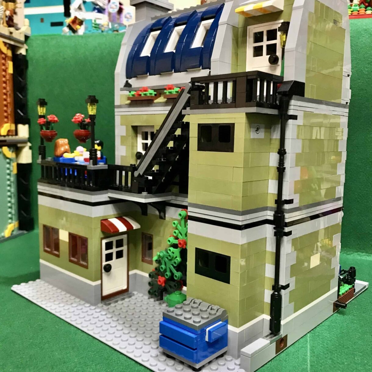 Improving Official LEGO® Modular Buildings on a Budget Set 10243 – Parisian Restaurant 14