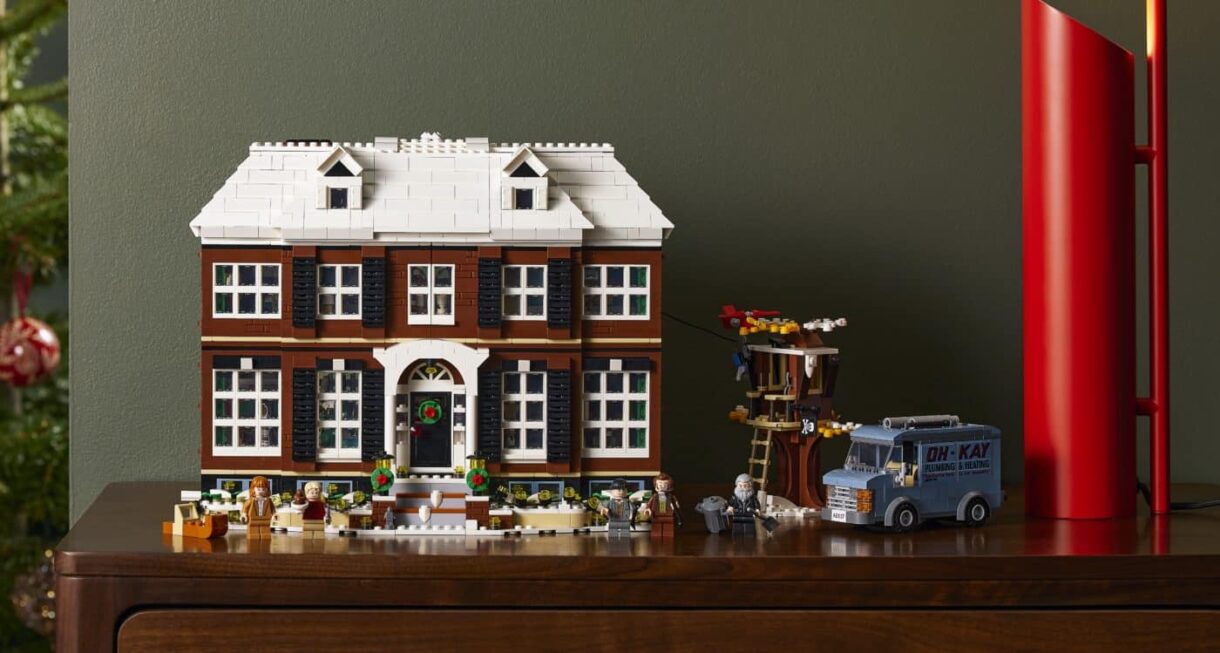 LEGO 21330 Home Alone Display 1400x749 1